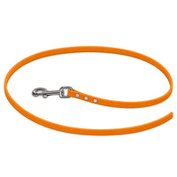 Biothane-Schleppleine ohne Handschlaufe in Mandarine, locker zum Kreis gelegt, mit Chrom-Karabiner und drei Nieten