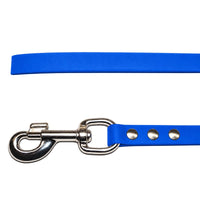 Detail: Chrom-Karabiner mit Wirbel und drei Nieten am Ende der Biothane-Schleppleine in Mittelblau
