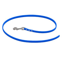 Biothane-Schleppleine ohne Handschlaufe in Mittelblau, locker zum Kreis gelegt, mit Chrom-Karabiner und drei Nieten