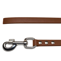 Detail: Chrom-Karabiner mit Wirbel und drei Nieten am Ende der Biothane-Schleppleine in Mittelbraun