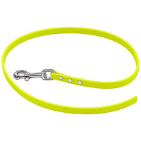 Biothane-Schleppleine ohne Handschlaufe in Neongelb, locker zum Kreis gelegt, mit Chrom-Karabiner und drei Nieten