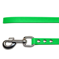 Detail: Chrom-Karabiner mit Wirbel und drei Nieten am Ende der Biothane-Schleppleine in Neongrün