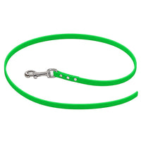 Biothane-Schleppleine ohne Handschlaufe in Neongrün, locker zum Kreis gelegt, mit Chrom-Karabiner und drei Nieten