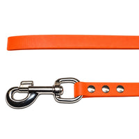 Detail: Chrom-Karabiner mit Wirbel und drei Nieten am Ende der Biothane-Schleppleine in Neonorange