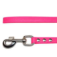 Detail: Chrom-Karabiner mit Wirbel und drei Nieten am Ende der Biothane-Schleppleine in Neonpink