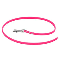 Biothane-Schleppleine ohne Handschlaufe in Neonpink, locker zum Kreis gelegt, mit Chrom-Karabiner und drei Nieten