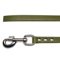 Detail: Chrom-Karabiner mit Wirbel und drei Nieten am Ende der Biothane-Schleppleine in Oliv