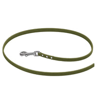 Biothane-Schleppleine ohne Handschlaufe in Oliv, locker zum Kreis gelegt, mit Chrom-Karabiner und drei Nieten