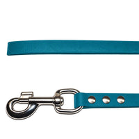 Detail: Chrom-Karabiner mit Wirbel und drei Nieten am Ende der Biothane-Schleppleine in Petrol