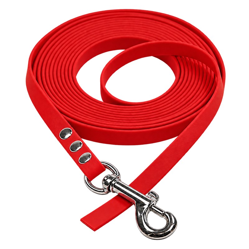 Biothane-Schleppleine ohne Handschlaufe in Rot, aufgerollt, mit Chrom-Karabiner und drei Nieten