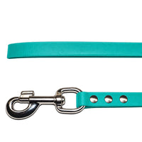 Detail: Chrom-Karabiner mit Wirbel und drei Nieten am Ende der Biothane-Schleppleine in Türkis