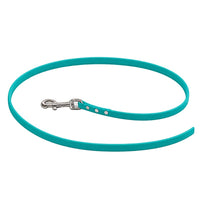 Biothane-Schleppleine ohne Handschlaufe in Türkis, locker zum Kreis gelegt, mit Chrom-Karabiner und drei Nieten
