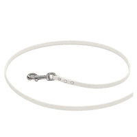 Biothane-Schleppleine ohne Handschlaufe in Weiß, locker zum Kreis gelegt, mit Chrom-Karabiner und drei Nieten