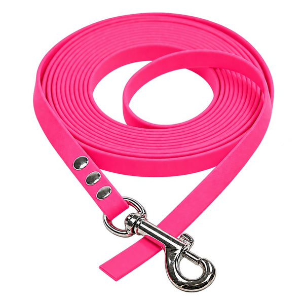 Biothane-Schleppleine ohne Handschlaufe in Neonpink, aufgerollt, mit Edelstahl-Karabiner und drei Nieten