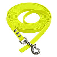 Aufgerollte Biothane-Schleppleine ohne Handschlaufe in Neon-Gelb mit Karabiner und drei Nieten