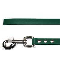 Detail: Karabiner mit Wirbel und drei Nieten an der Biothane-Schleppleine in Dunkelgrün, darüber das Leinenende