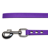 Detail: Karabiner mit Wirbel und drei Nieten an der Biothane-Schleppleine in Lila, darüber das Leinenende
