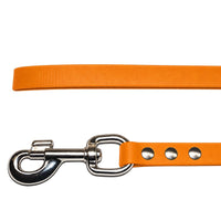 Detail: Karabiner mit Wirbel und drei Nieten an der Biothane-Schleppleine in Mandarine, darüber das Leinenende