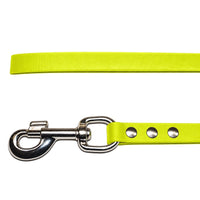 Detail: Karabiner mit Wirbel und drei Nieten an der Biothane-Schleppleine in Neon-Gelb, darüber das Leinenende