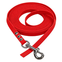 Aufgerollte Biothane-Schleppleine ohne Handschlaufe in Rot mit Karabiner und drei Nieten