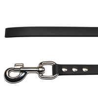 Detail: Karabiner mit Wirbel und drei Nieten an der Biothane-Schleppleine in Schwarz, darüber das Leinenende