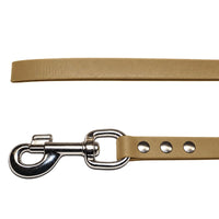 Detail: Karabiner mit Wirbel und drei Nieten an der Biothane-Schleppleine in Tan, darüber das Leinenende