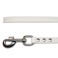 Detail: Karabiner mit Wirbel und drei Nieten an der Biothane-Schleppleine in Weiß, darüber das Leinenende
