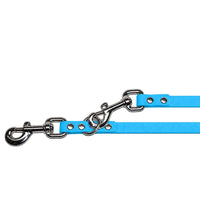 Detail: zwei Chrom-Karabiner mit Wirbel und O-Ring an der Biothane-Verlängerungsleine in Azur