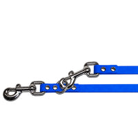 Detail: zwei Chrom-Karabiner mit Wirbel und O-Ring an der Biothane-Verlängerungsleine in Mittelblau
