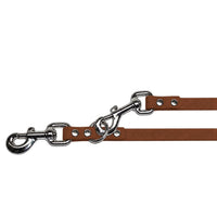 Detail: zwei Chrom-Karabiner mit Wirbel und O-Ring an der Biothane-Verlängerungsleine in Mittelbraun