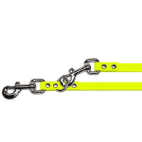 Detail: zwei Chrom-Karabiner mit Wirbel und O-Ring an der Biothane-Verlängerungsleine in Neongelb