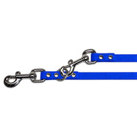 Detail: zwei Karabiner mit Wirbel und Nieten, einer im Ring eingehakt, an der Verlängerungsleine in Blau