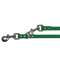 Detail: zwei Karabiner mit Wirbel und Nieten, einer im Ring eingehakt, an der Verlängerungsleine in Dunkelgrün