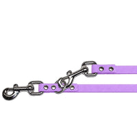 Detail: zwei Karabiner mit Wirbel und Nieten, einer im Ring eingehakt, an der Verlängerungsleine in Flieder