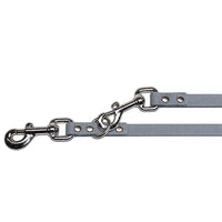 Detail: zwei Karabiner mit Wirbel und Nieten, einer im Ring eingehakt, an der Verlängerungsleine in Grau