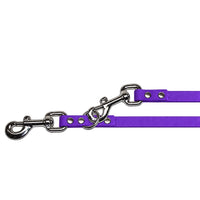 Detail: zwei Karabiner mit Wirbel und Nieten, einer im Ring eingehakt, an der Verlängerungsleine in Lila