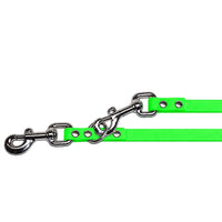 Detail: zwei Karabiner mit Wirbel und Nieten, einer im Ring eingehakt, an der Verlängerungsleine in Neon-Grün