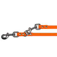 Detail: zwei Karabiner mit Wirbel und Nieten, einer im Ring eingehakt, an der Verlängerungsleine in Neon-Orange
