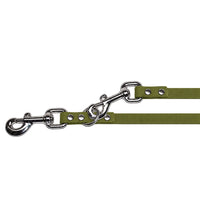 Detail: zwei Karabiner mit Wirbel und Nieten, einer im Ring eingehakt, an der Verlängerungsleine in Oliv