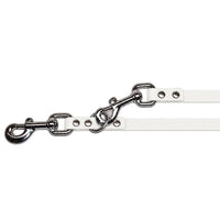 Detail: zwei Karabiner mit Wirbel und Nieten, einer im Ring eingehakt, an der Verlängerungsleine in Weiß
