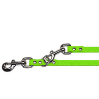 Detail: zwei Karabiner mit Wirbel und O-Ring an der Biothane-Verlängerungsleine in Apfelgrün