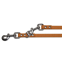 Detail: zwei Karabiner mit Wirbel und O-Ring an der Biothane-Verlängerungsleine in Hellbraun