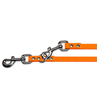 Detail: zwei Karabiner mit Wirbel und O-Ring an der Biothane-Verlängerungsleine in Mandarine