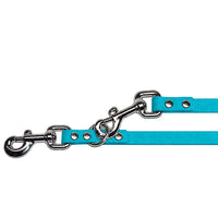 Detail: zwei Karabiner mit Wirbel und O-Ring an der Biothane-Verlängerungsleine in Türkis