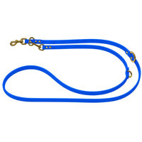 Verstellbare Verlängerungsleine aus Biothane in Mittelblau, zwei Karabiner und O-Ringe in Messing