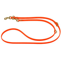 Verstellbare Verlängerungsleine aus Biothane in Neonorange, zwei Karabiner und O-Ringe in Messing