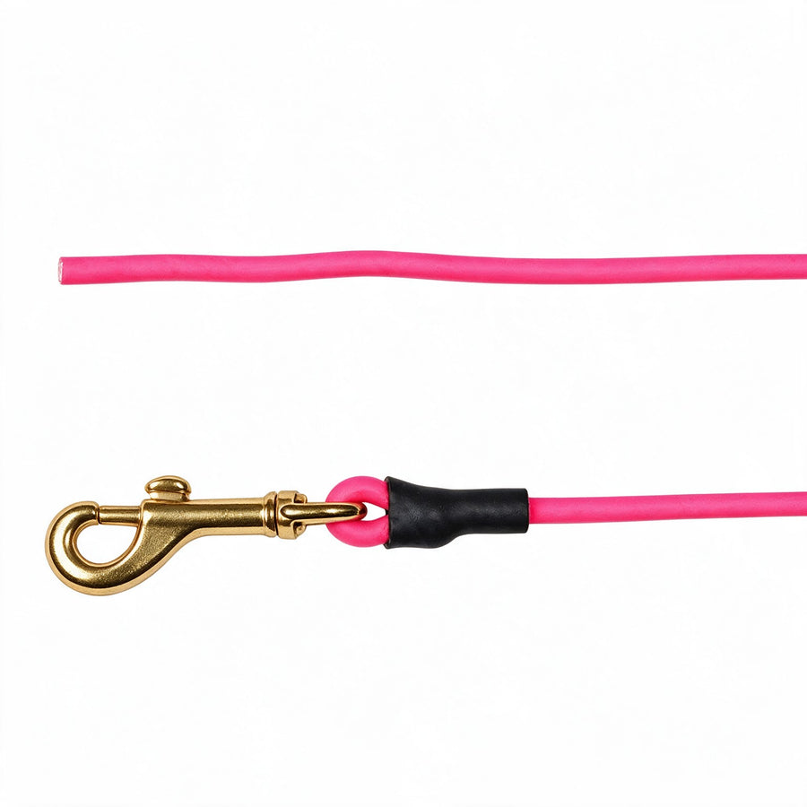 Runde Biothane-Schleppleine ohne Handschlaufe in Neonpink mit Messing-Karabiner und schwarzem Schrumpfschlauch