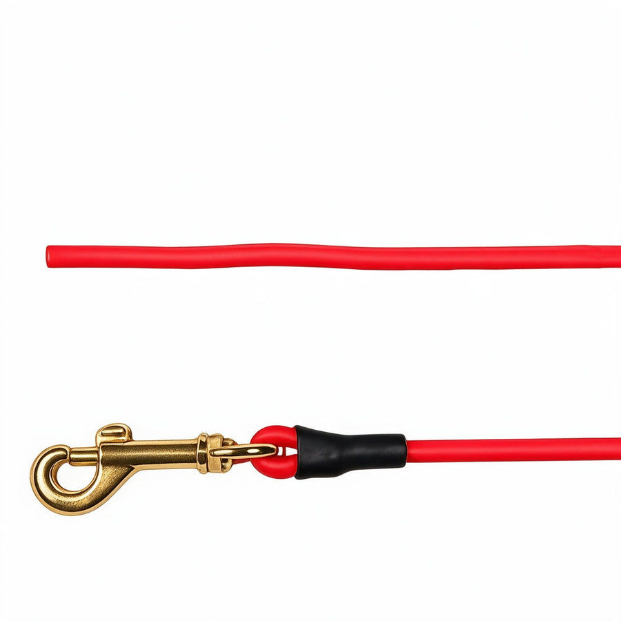 Runde Biothane-Schleppleine ohne Handschlaufe in Rot mit Messing-Karabiner und schwarzem Schrumpfschlauch