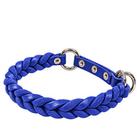 Geflochtenes Fettleder-Halsband Braidy in kräftigem Blau mit Zugstopp-Riemen, Ösen und Ringen in Chrom