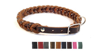 Geflochtenes Fettleder-Halsband Braidy in Braun mit Dornschnalle in Chrom, darunter neun Lederproben